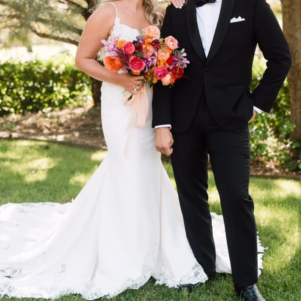 Stunning Pre-Owned Allure Bridals Wedding Gown - Ivory/Nude Lining, Size 10 - Picture 13 of 15